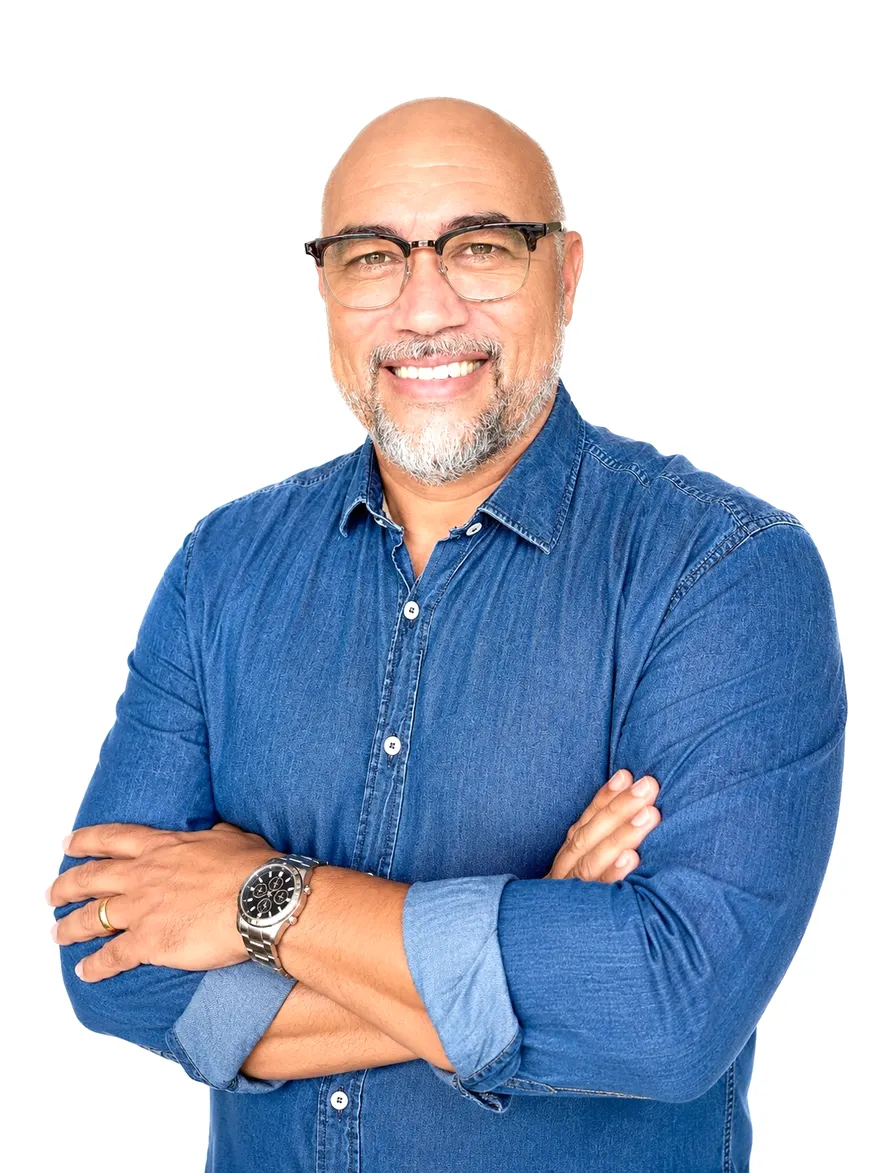 Pastor Marcelo Corrêia sorrindo, de braços cruzados