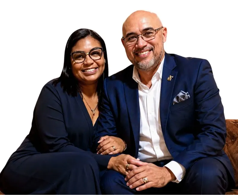 Pastor Marcelo e Pastora Rose Corrêia sentados lado a lado